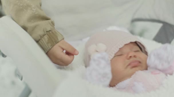 Pasgeboren baby meisje ligt buiten in de winter 4k — Stockvideo