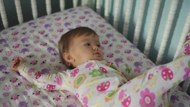 Милая малышка в детской кроватке — стоковое видео