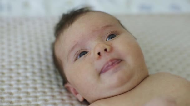 Schattig klein baby liggend op het bed thuis 4k — Stockvideo