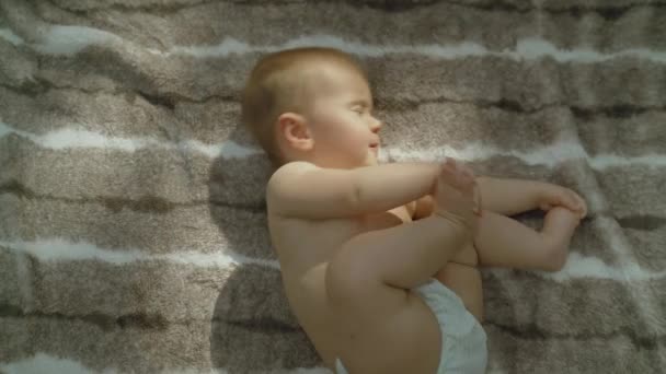 Küçük bir kız bebek yaz zamanı dışarıda yatıyor. — Stok video