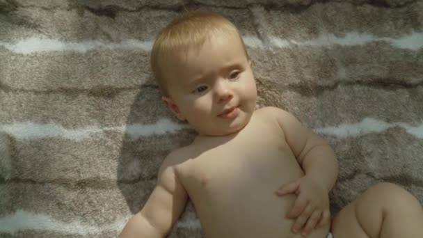 Pequena menina deitado ao ar livre em uma hora de verão — Vídeo de Stock