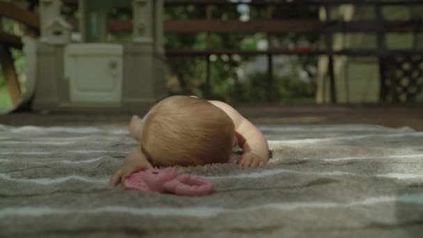Pequena menina deitado ao ar livre em uma hora de verão — Vídeo de Stock