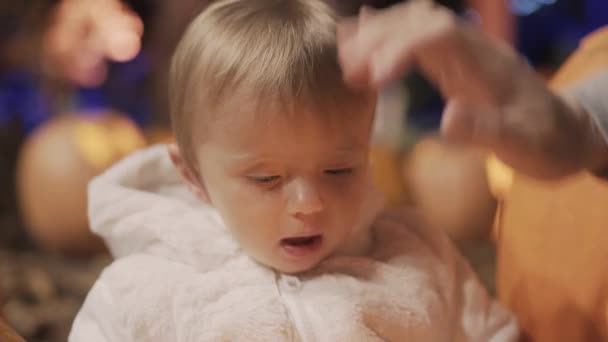 Dollywood 'da Balkabağı Oyulan Bebek Kız — Stok video