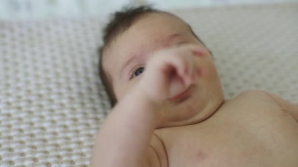 Mignon petit bébé couché sur le lit à la maison 4k — Video