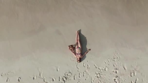 Vista aérea de la mujer acostada en la playa con su bebé — Vídeos de Stock