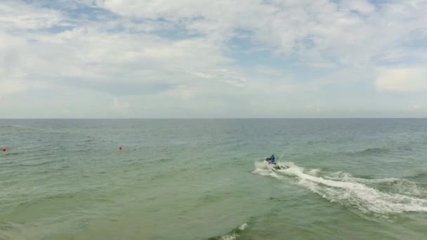 Vista aérea de um barco a motor que navega perto da praia — Vídeo de Stock