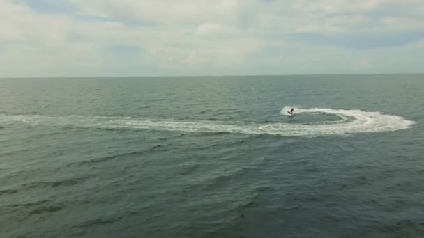 Luftaufnahme eines Motorbootes, das in Strandnähe segelt — Stockvideo