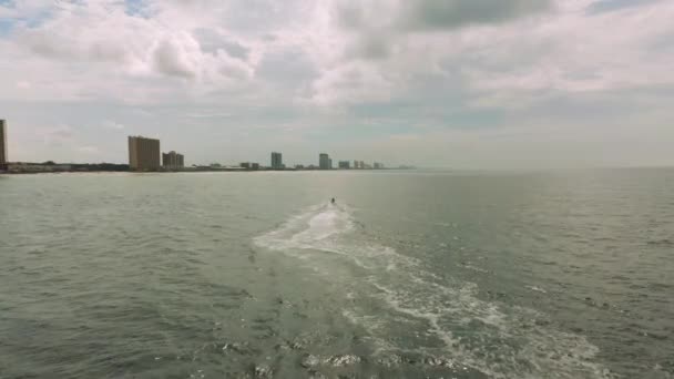 Вид с воздуха на моторную лодку, плывущую возле пляжа — стоковое видео