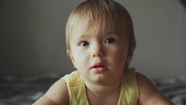 Cute baby girl w pokoju — Wideo stockowe