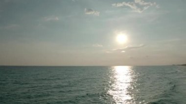 Sunset gökyüzü arkaplanının havadan görüntüsü. Okyanusun üzerinde akşam gökyüzü bulutları olan dramatik altın gün batımı gökyüzü