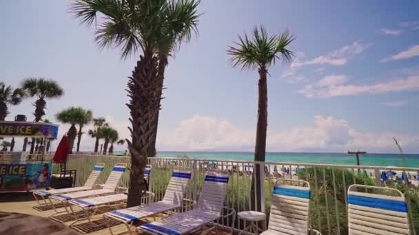 Grande vue sur les hôtels palmiers soleil et la plage — Video