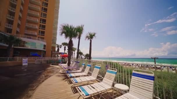 Excelente vista para os hotéis palmeiras sol e da praia — Vídeo de Stock