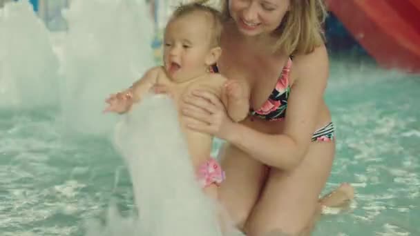 Jeune mère avec son bébé fille à la piscine — Video