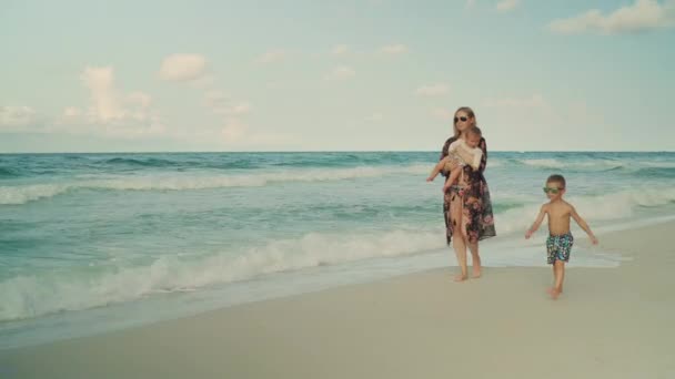 Ung vacker mamma promenader med sina små barn längs stranden. Florida Panama City Beach Usa — Stockvideo