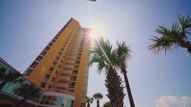 Отличный вид на отели, пальмы, солнце и пляж — стоковое видео