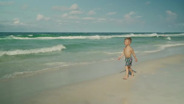 Malý chlapec běží po pláži oceánu v létě na Panama City Beach Usa — Stock video