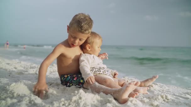 Pequena menina engraçada e seu irmão mais novo na praia. Panamá City Beach EUA — Vídeo de Stock