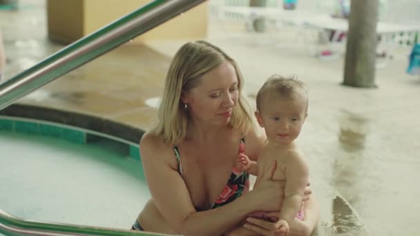 Jonge moeder met haar kleine meisje bij het zwembad — Stockvideo