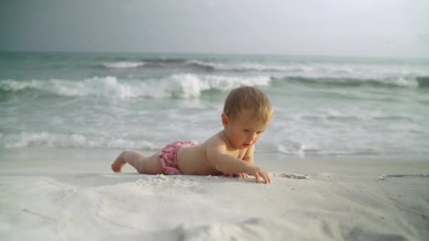 Linda niña en la playa cerca de las olas del océano. Panama City Beach Estados Unidos — Vídeo de stock