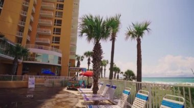 Otellerin manzarası harika Palmiyeler güneş ve kumsal 