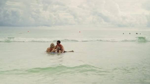 在巴拿马城海滩享受海水乐趣的快乐的年轻家庭 — 图库视频影像
