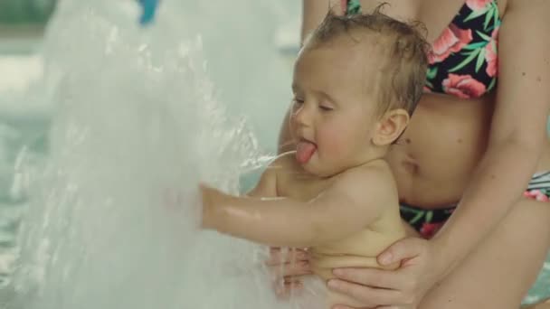 Jovem mãe com sua menina na piscina — Vídeo de Stock