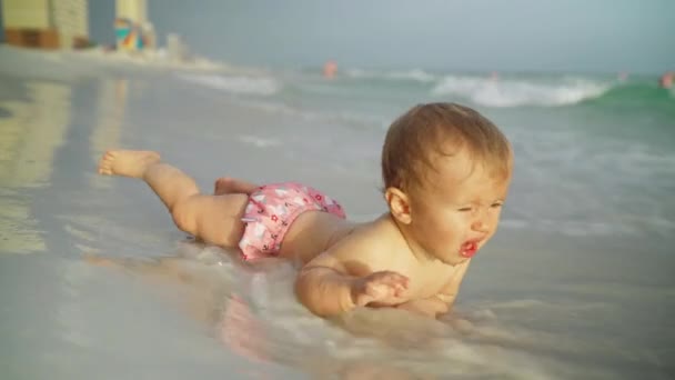 Roztomilá holčička na pláži u vln oceánu. Panama City Beach Usa — Stock video