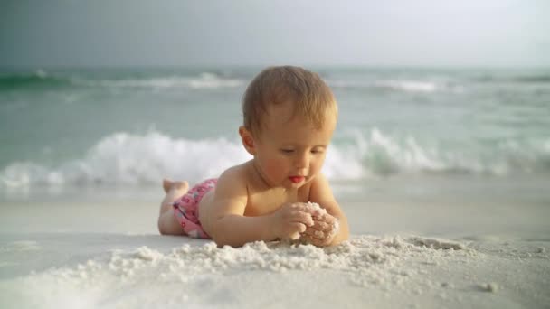 Cute little baby girl at the beach near the ocean waves. Panama City Beach USA — Stock Video