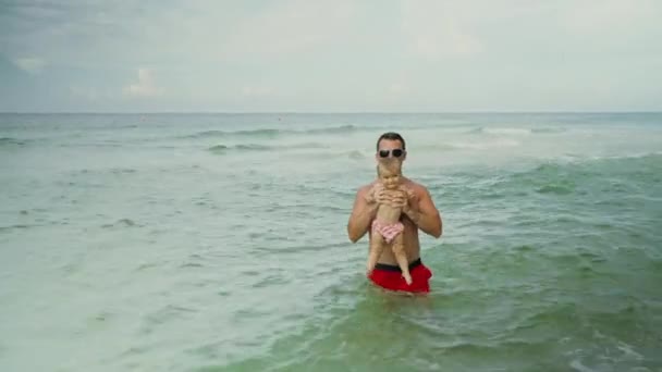 Счастливый отец и его очаровательная маленькая девочка на пляже Панама-Сити веселятся — стоковое видео
