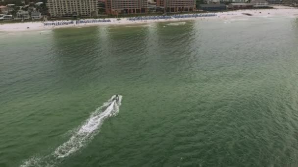 浜の近くを航行するモーターボートの空中写真 — ストック動画
