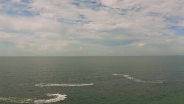 Vista aérea de una lancha a motor cerca de la playa — Vídeo de stock