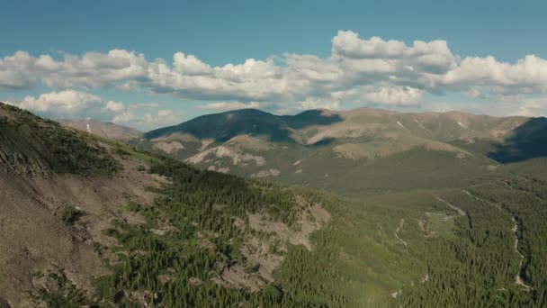 공중에서 본 BLUE LAKES TRAILHEAD, BRECKENRIDGE 콜로라도 — 비디오