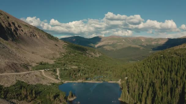 Letecký pohled na BLUE LAKES TRAILHEAD, BRECKENRIDGE Colorado — Stock video