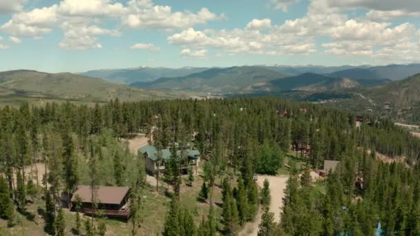 Letecký pohled na BLUE LAKES TRAILHEAD, BRECKENRIDGE Colorado — Stock video