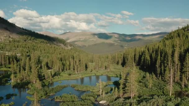 Légi felvétel a BLUE LAKES TRAILHEAD, BRECKENRIDGE Colorado — Stock videók