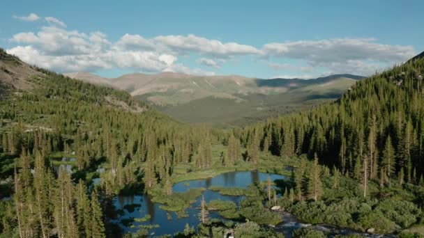 Letecký pohled na BLUE LAKES TRAILHEAD, BRECKENRIDGE Colorado — Stock video