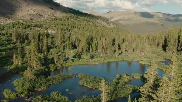 Légi felvétel a BLUE LAKES TRAILHEAD, BRECKENRIDGE Colorado — Stock videók