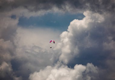 Bulutların arasındaki paraglider