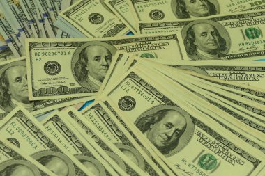 Güzel Amerikan parasıyla dolu duvar kağıdı ve bir sürü yeni yüz dolarlık banknotlar..