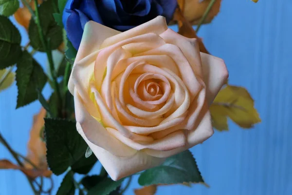 Konstgjord Blomma För Inredning Ljus Bakgrund — Stockfoto