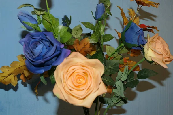 Μπουκέτο Όμορφα Τεχνητά Λουλούδια Φωτεινά Χρώματα Τριαντάφυλλα — Φωτογραφία Αρχείου