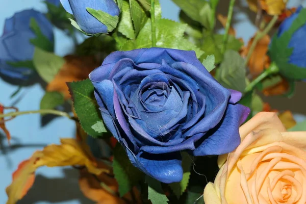 Μπουμπούκια Όμορφα Τεχνητά Λουλούδια Μπλε Και Ροδακινί Τριαντάφυλλα — Φωτογραφία Αρχείου