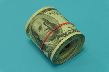Amerikan dolarları elastik bir bantla sarılmış.