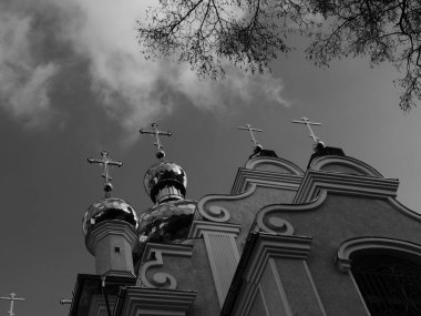 Ortodoks kilisenin kulesinden ve kış ağaçlarının dallarından geçer..