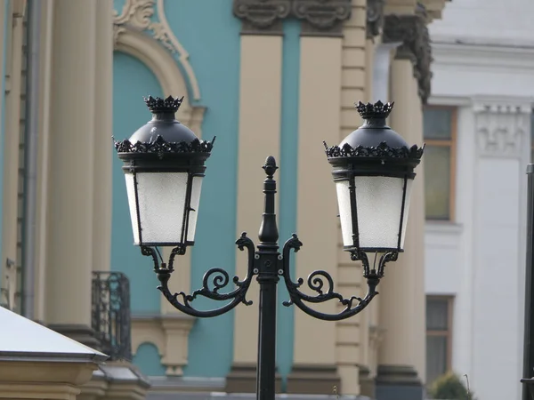 Een Oude Vloerlamp Die Buitenkant Van Het Gebouw Sierde — Stockfoto