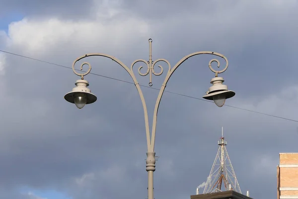 Dubbele Buitenlamp Met Reliëf — Stockfoto