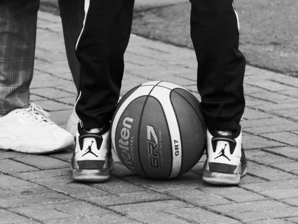 Pelota Entre Las Piernas Chico Que Una Sesión Entrenamiento Fútbol — Foto de Stock