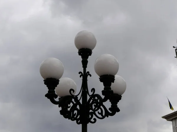 Vysoká Pouliční Lampa Elegantního Designu — Stock fotografie