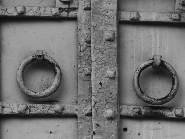 Круглые Дверные Ручки Двойной Двери — стоковое фото