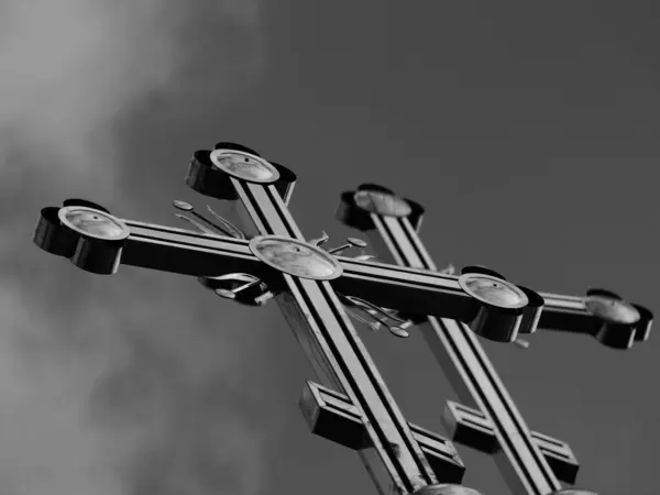 Majestuosas Cruces Ortodoxas Sobre Fondo Nubes Invierno —  Fotos de Stock